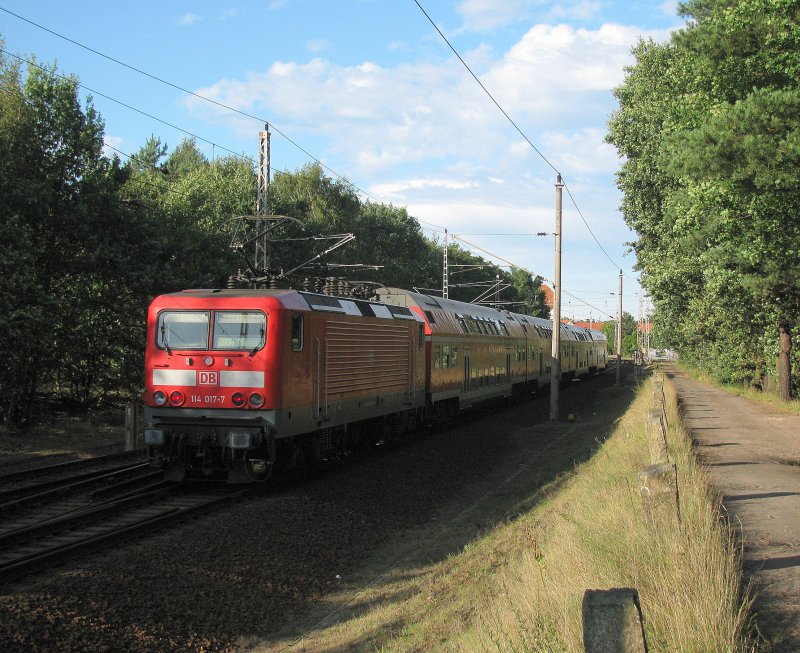 Einzigartig ist diese Regionalbahn der Linie 14 am 03.09. nach Nauen. Zum Einsatz kam aufgrund eines Zugausfalls die Stadtbahnreserve Berlin Lichtenberg, diese besteht aus erneuerten DDR-Dostos (Komfort pur!) mit NB und einer 114 (114 017-7).