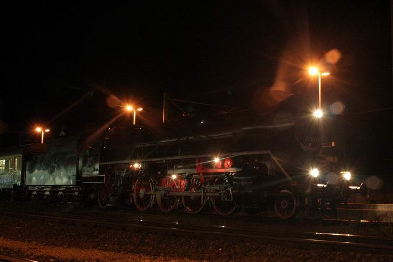 Eisenach, Oktober 2006. Die 41 1144 nach ihrem Einsatz vor dem Rotkppchen-Express. Der nette Lokfhrer hat extra fr meinen Groen die Triebwerkslampen an geschaltet. 