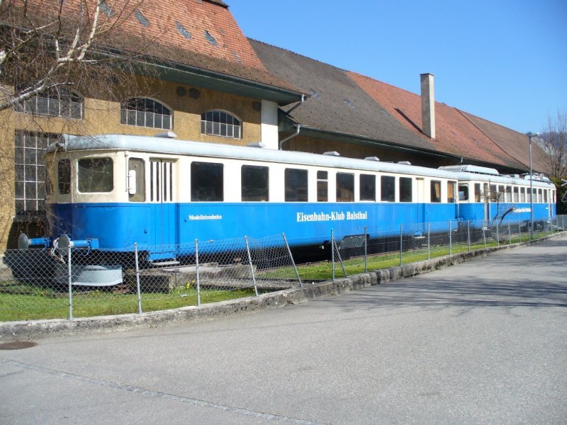 Eisenbahn-Klup Balsthal - Ausrangierter Triebwagen ex OeBB BDe 2/8 203 (ex GBS ABDe 2/8  704 ) abgestellt Hinter der OeBB Werksttte in Balsthal als Kluplokal des Eisenbahnverein .. Foto vom 06.4.2007