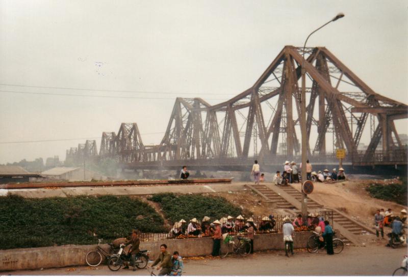 Eisenbahnbrcke  Long-Bien-Brcke  ber den  Roten-Flu  in Hanoi (Feb1997)