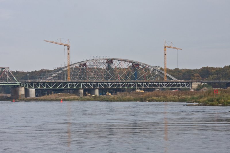 Eisenbahnbrcke ber die Oder bei Frankfurt/Oder

Die Neue steht schon bereit, am 19.November soll das Mittelteil eingefahren werden.
