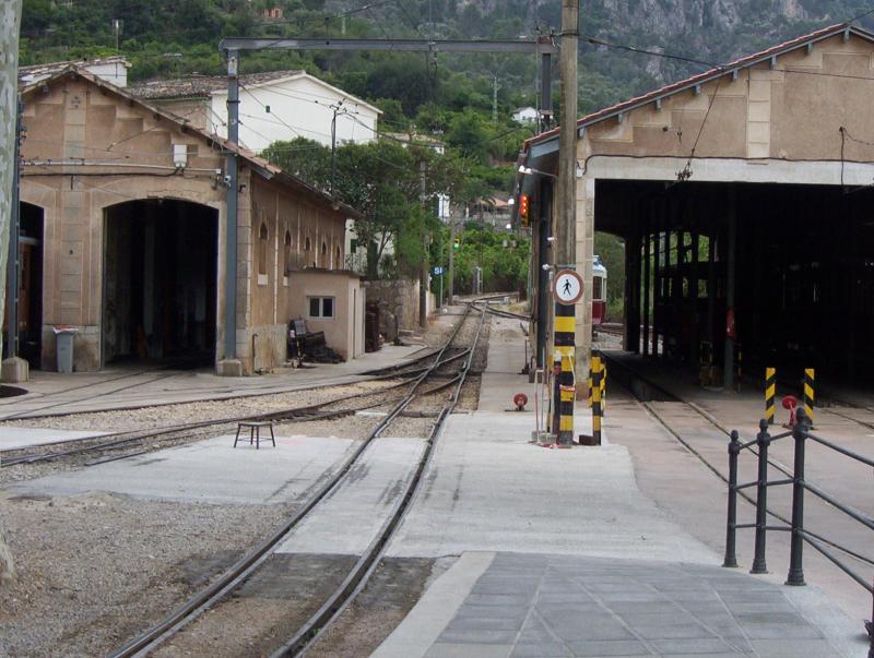 Eisenbahndepot (links) und Strassenbahndepot (rechts) am Bahnhof von Soller. Im Hintergrund ist die Verbindung beider Gleissysteme zu sehen. Aufnahme am 6.5.2006