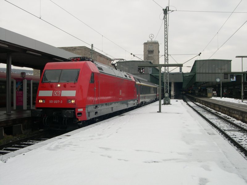 Eisenbahnen in Stuttgart - Wie aus dem Ei gepellt prsentiert sich am 13.02.2009 die 101 007-3. Am Haken hat sie den IC 79693, einen Ersatzzug zum ICE 693, den sie nach Mnchen bringen wird. Die Zuggarnitur besteht dabei teilweise aus Wagenmaterial der SBB. Die genaue Zugbildung lautete: Apmz(SBB)-Apmz(DB)-Bim-Bomz-Bpmz(SBB)-Bpmz(SBB)-Bpmz(SBB).