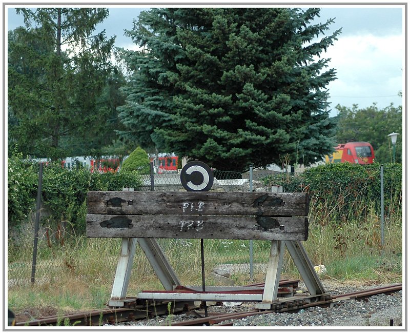 Eisenbahnimpression am Rande, aufgenommen im Bahnhof Ebenfurth am 4.8.2006.