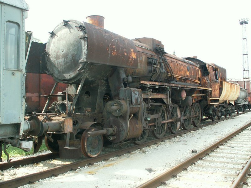 Eisenbahnmuseum im ehem.k.k.StB.Bahnhof,Campo Marzio.Auf dem Gelnde fand ich auch noch weit hinten eine 52er Dampflok(52-4752 ex.JZ 33.107,Berlin 1943)mit Wannentender,leider in sehr desolaten Zustand,wie fast alle Fahrzeuge im Museum.Triest 04.06.08