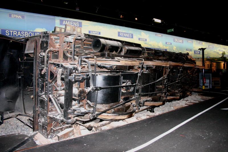 Eisenbahnmuseum Mulhouse/F. Blick auf die Unterseite der  im 2. WK durch Sabotage entgleisten  140er Dampflok. 16.08.05