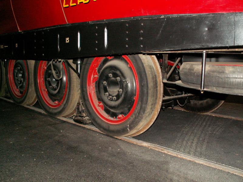 Eisenbahnmuseum Mulhouse/F.Detailaufnahme der Luftbereifung des Michelin Triebwagens von 1936.Man beachte auch das Reserverad.Mulhouse,16.08.05