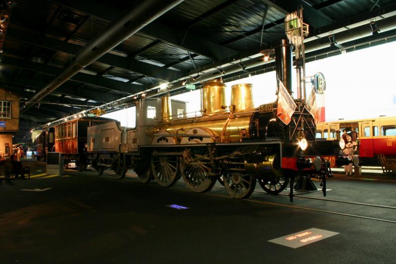 Eisenbahnmuseum Mulhouse/France. Die Forquet von 1880, dahinter der kaiserliche Adjudantenwagen von Kaiser Napoleon III. aus dem Jahre 1856. 25.8.2005