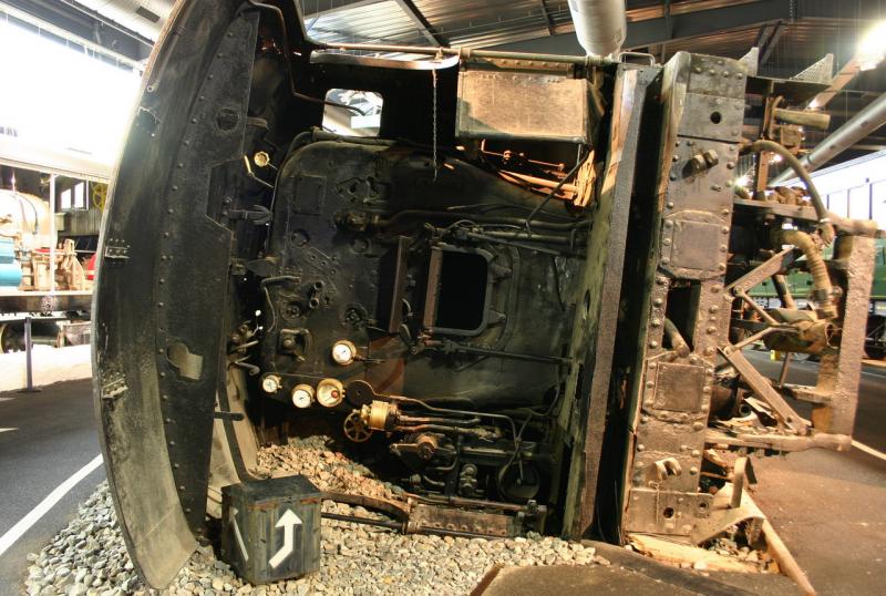 Eisenbahnmuseum Mulhouse/France.Ungewhnlicher Anblick vom Fhrerstand einer 140er Dampflok.Zu sehen in der neuen Halle des Museums.25.8.2005