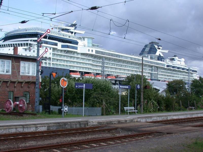Eisenbahntechnische Sammelstcke aufgestellt in Warnemnde am 09.08.2005. Als ungewhnliche Kulisse liegt das Kreuzfahrtschiff Constellation im Hafen.