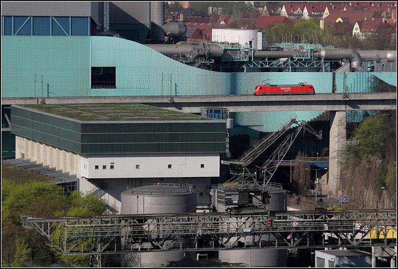 Eisenbahnviadukt Stuttgart-Münster -

Bild 3: Weiter geht die Fahrt am Kraftwerk Münster vorbei. Die Brücke verschwindet neben dem großen Bauwerk. Links unterhalb des Brückenpfeilers ist ein  U  der Stadtbahnhaltstelle  Münster Viadukt  erkennbar. Die Linie U14 unterquert hier den Krafwerkskomplex. 

09.04.2009 (M)