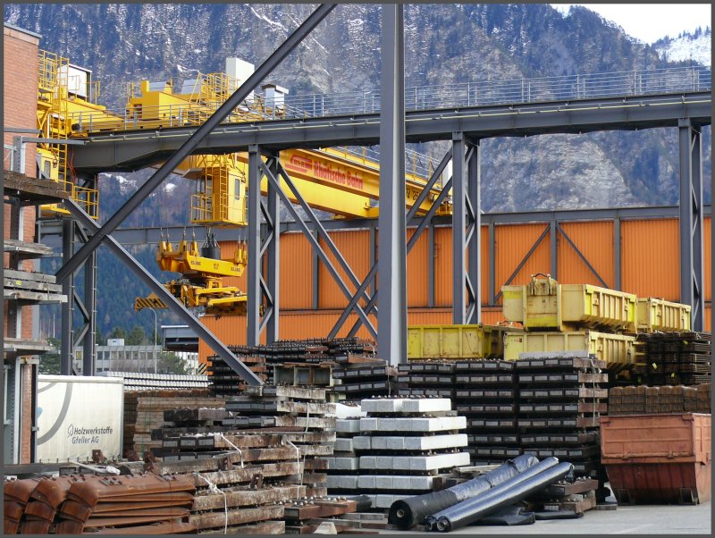 Eisenschwellen, Holzschwellen und Betonschwellen lagern neben Aushub- und Bauschuttmulden im Umladezentrum der Rhb. Landquart 21.11.2007