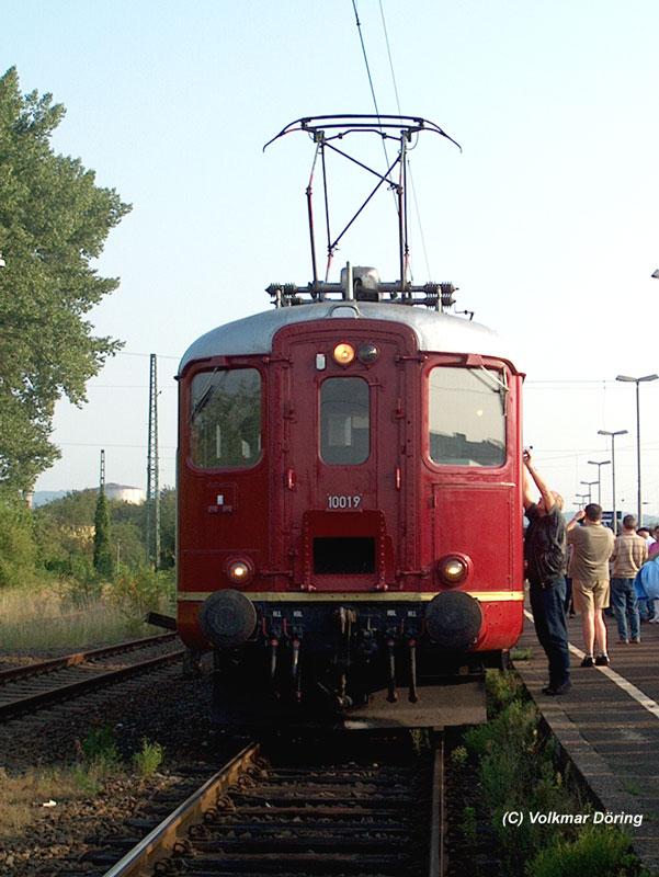 EK-Sonderzug Hamburg-Meiningen gefhrt von Re 4/4 1019 beim Fotohalt in Northeim, 04.09.2004
