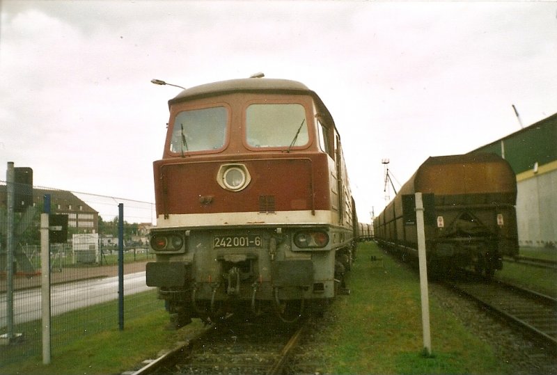 EKO 242 001 im Juli 2006 im bergabebereich zum Stralsunder Nordhafen.