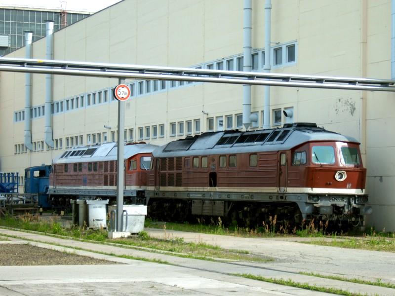 EKO 242 001 und eine weitere Ludmilla in Cottbus am 02.08.05.
Die 242 001 ist die letzte noch halbwegs originale 4000-Ps-Ludmilla der Ex DR. Diese Maschinen waren allesamt in Strahlsund beheimatet. Es wurden nur 6 stck geliefert wobei das  Messeexemplar  nicht von der DR abgenommen und an den Hersteller zurckgegeben wurde.