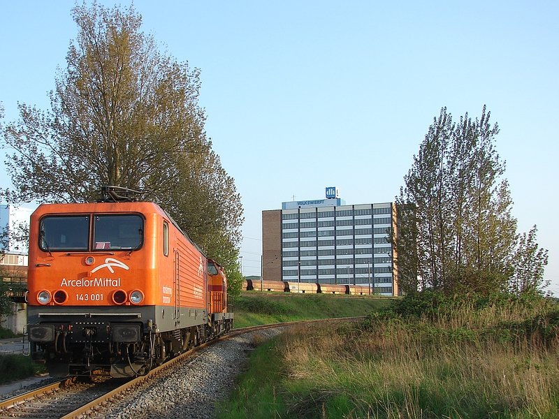 EKO 62 schob 143 001 zrck in den Stralsunder Hafen um den zweiten Zugteil zu holen. (28.04.09)