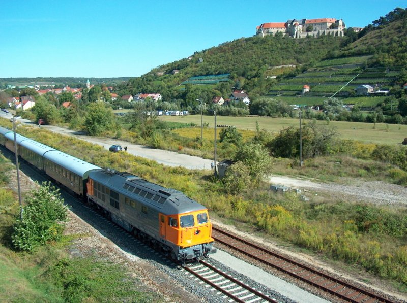 EKO Trans 232 850-8 mit dem DLr xxxx von Freyburg (Unstrut) nach Naumburg (Saale) Hbf unterhalb der Neuenburg in Freyburg; 13.09.2008
