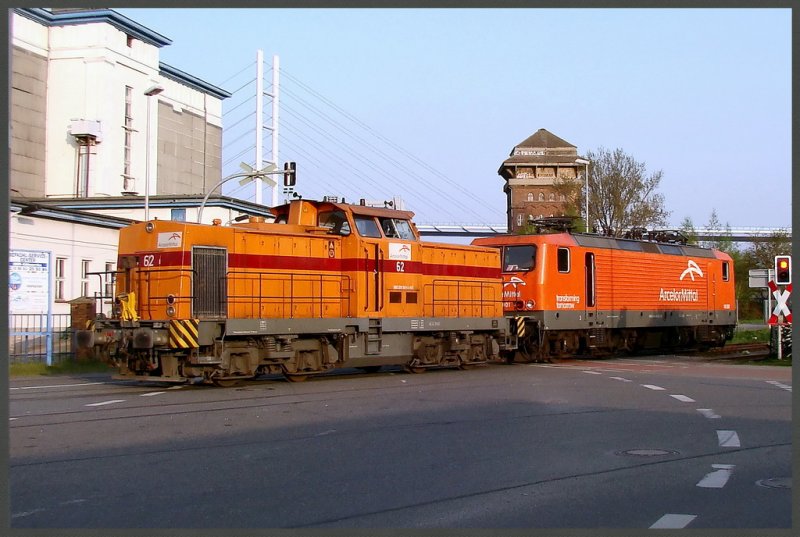 EKO62 rangiert mit 143 001-6 vor dem Stralsunder Nordhafen.  
am 28.04.09 