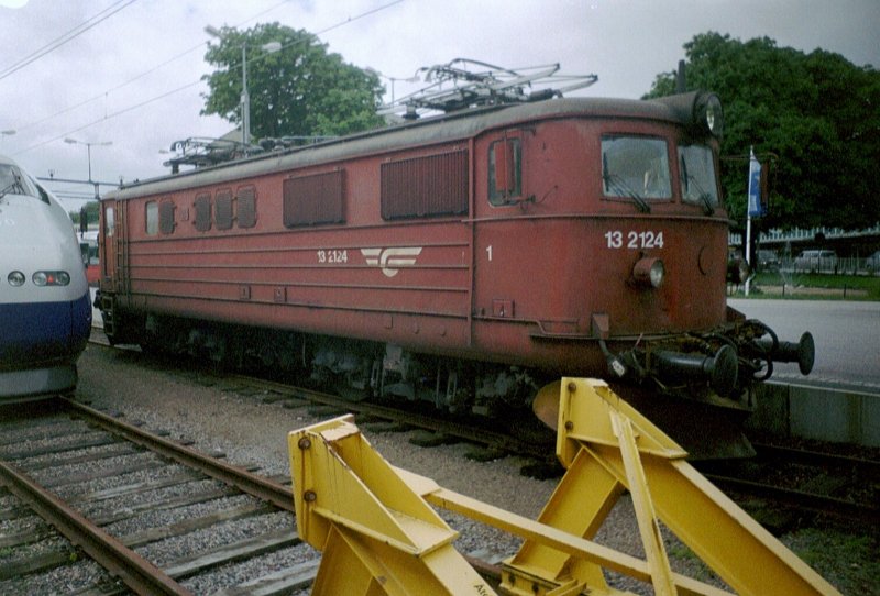 EL 13 2124 im Bahnhof von Kristiansand. Aufnahmedatum unbekannt. Die Loks der Reihe EL 13 sind mittlerweile bei der Ofotbanen zu Hause, welche Norwegens erste Privatbahn ist. Lok 2142 ist von Cargonet an das Norsk Jernbanemuseum gegangen.Es wurden zwischen 1957 und 1966 37 Lokomotiven gebaut. Sie haben eine Leistung von 3600 PS und sind 100 Km/Std. schnell.