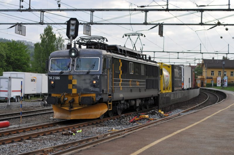 EL 14 2186 May 22nd 2008 at Grorud station hauling a freightrain from Trondheim