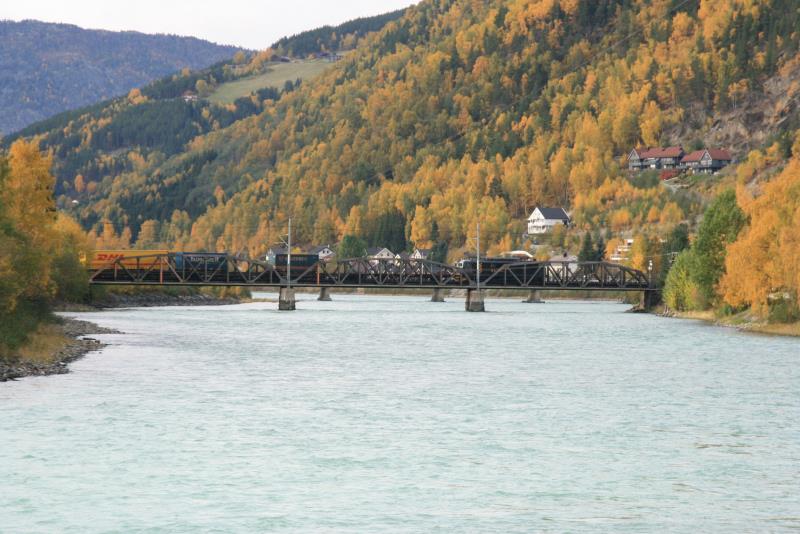 El 14.2182 berquert mit einem Containerzug die Otta kruz vor ihre Mndung in den Lgen bei Otta; 30.06.2009