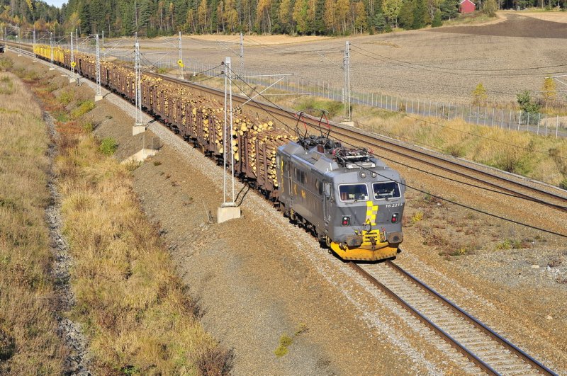 EL 16 2215 at Sonsveien station on the stfold-line October 14th 2009.