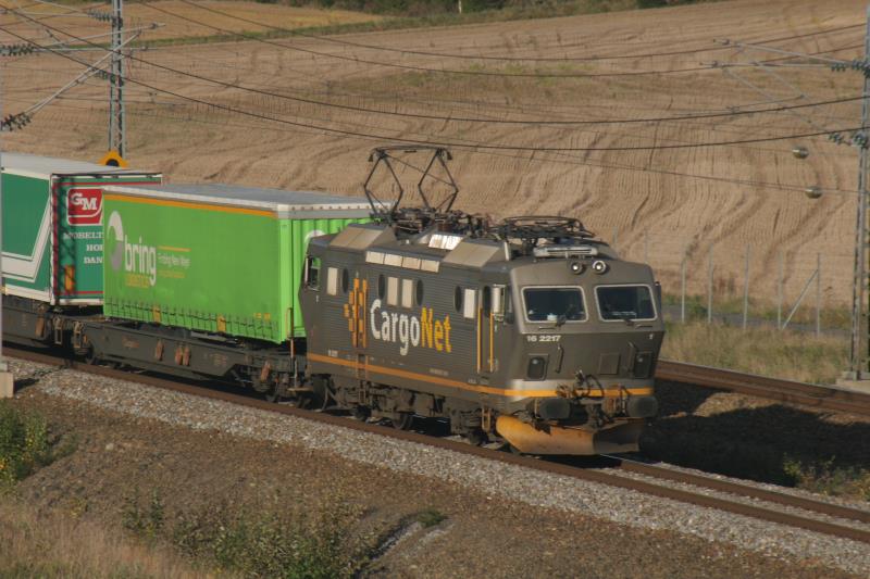 El 16.2217 ist mit einem Kombizug von Oslo nach Gteborg unterwegs. Auf dem ersten Wagen steht zufllig ein Trailer unserer norwegischen Partnerspedition; 26.09.2009