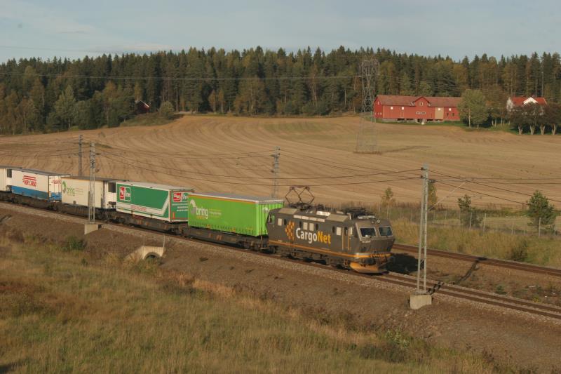 El 16.2217 ist mit einem Kombizug von Oslo nach Gteborg unterwegs. Auf dem ersten Wagen steht zufllig ein Trailer unserer norwegischen Partnerspedition; 26.09.2009