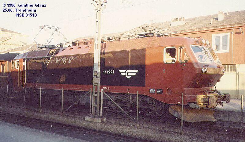 El 17 2221 mit Nachtzug Trondheim - Dombas - Oslo am 25.06.1986 vor der Abfahrt im Bahnhof Trondheim.