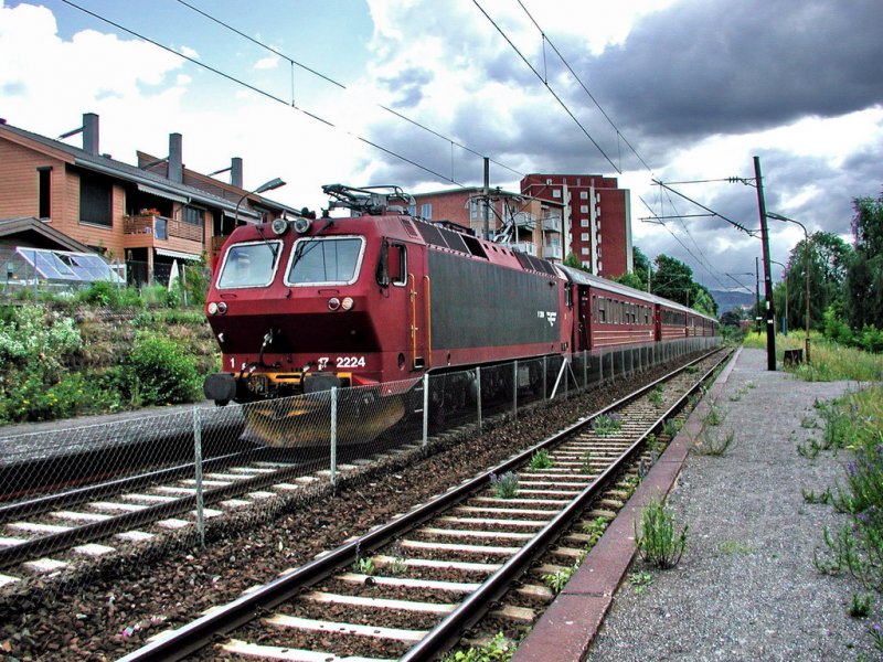 EL 17 2224 approaching Oslo from Gjvik some time in 2005. This line is now serviced by Multiple Electric Units.