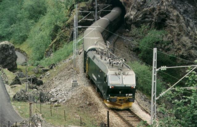 El 17 2231 mit einem talfahrenden Zug der Flmsbanen oberhalb der Station Dalsbotn.