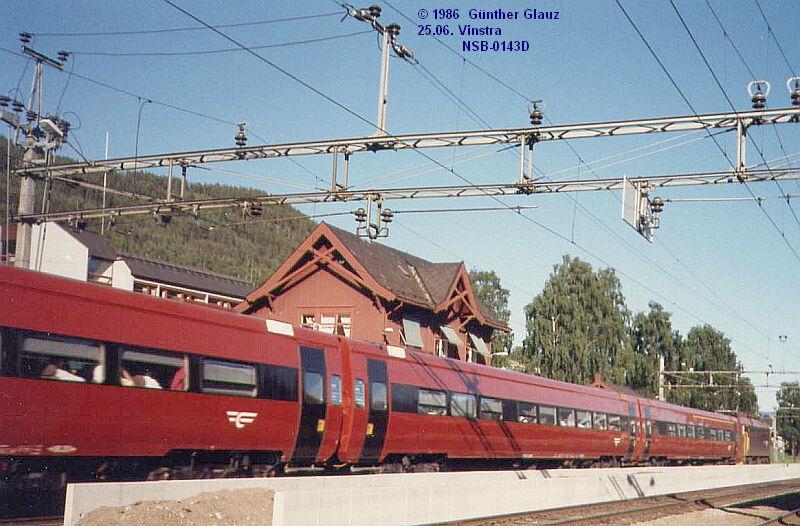El 17 mit Expresszug Trondheim - Oslo fhrt am 25.06.1986 durch den Bahnhof Vinstra.