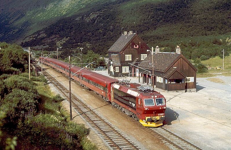 El 17.2222 durchfhrt mit einem Expresszug (Trondheim - Oslo) im August 1983 den Bahnhof Kongsvoll.