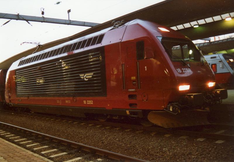 El 18 2252 entspricht der Schweizer Lok 2000. Am Morgen des 12.09.2002 wurde sie vor tog 609 Oslo S - Bergen abgelichtet. Am 15.09.2002 wurde er planmig eingestellt.
