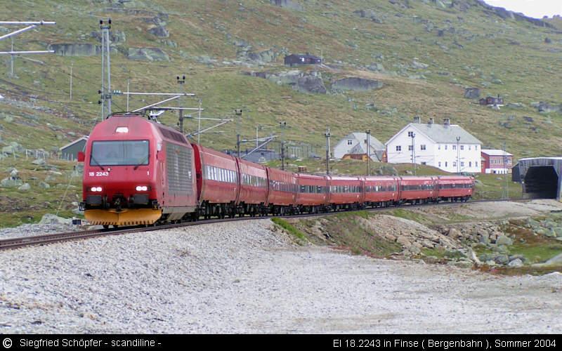 El 18.2243 in Finse, Sommer 2004. Finse ist der hchste Punkt der Bahnverbindung von Oslo nach Bergen (Bergenbahn) und liegt auf 1222m Hhe. Die El 18 stammt von ADtranz/SLM und ist die NSB-Variante der schweizer E-Lok der Serie 460. 