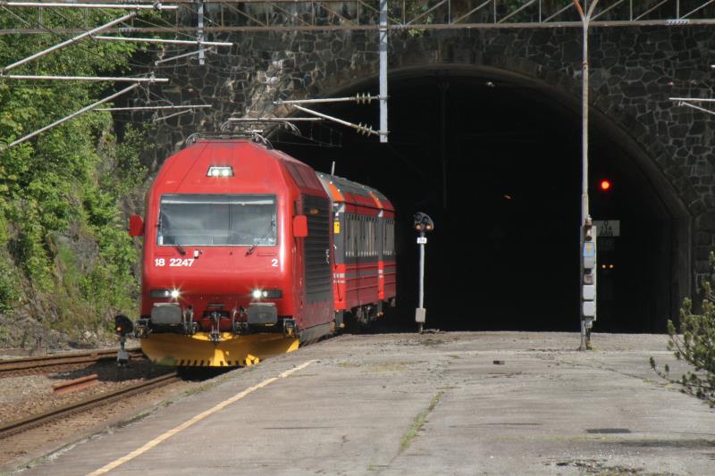 El 18.2247 kommt mit dem Tog 609 in Arna an; 07.06.2009