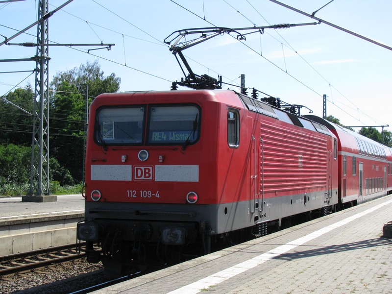 El-Lok BR 112 109-4 -DB AG- mit RE 33127 aus Wismar kommend am Bahnsteig 3 des Bahnhofes Ludwigslust 01.08.2009