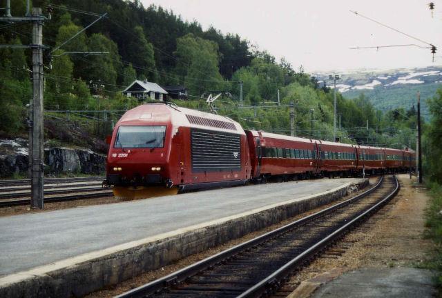 EL18 2261 mit dem Tog 41 - Oslo-Trondheim - auf der Dovrebanen am 29.05.2000 in Dombs.