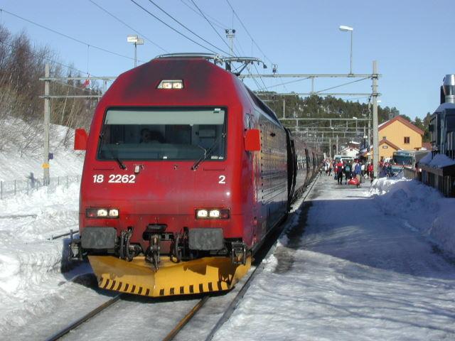 EL18 2262 mit dem Tog 601 am 26.03.2002 auf der Bergensbanen in Geilo.