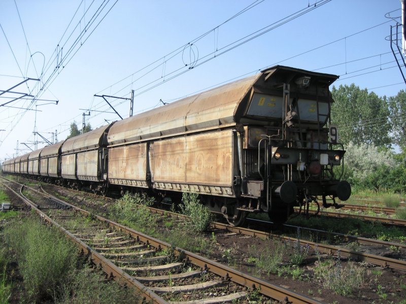 EL2-27 schiebt der Zug Nr.9 zum Ladungsplatz. Wann die Lokomotive vor sich leeren Wagen schiebt, befindet sich auf dem ersten Wagen  eine Kamera (ganz oben), zwei Scheinwerfer und eine Glocke.