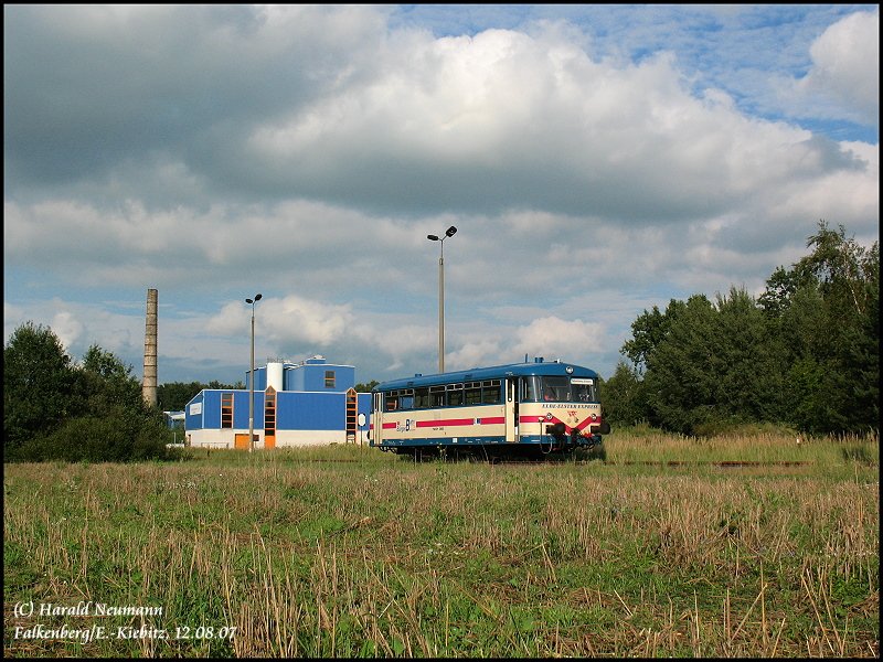  Elbe-Elster-Express : Der DRE-Triebwagen 798.01 verl��t aus Hohenbucko-Lebusa kommmend den Hp Kiebitz in Richtung Falkenberg/Elster, 12.08.07.