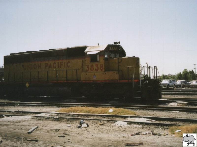 Electro Motive (EMD) SD40-2 #3838 der Union Pacific.
Bei unserer Fahrt ins sdliche Kalifornien nach San Diego kamen wir durch Bakersfield, wo ich auf einen Nebengleis Lok #3838 der UP am 19. September 2002 fotografieren konnte.