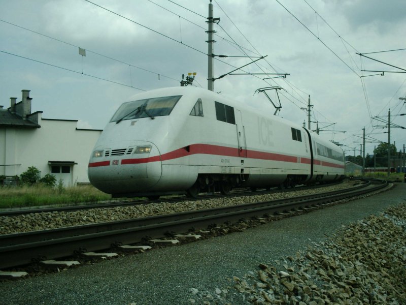 Elegant jagt der Triebkopf 401 070-8 durch die Kurve kurz nach Durchfahrt durch den Welser Hauptbahnhof, Richtung Passau. [11.08.06]