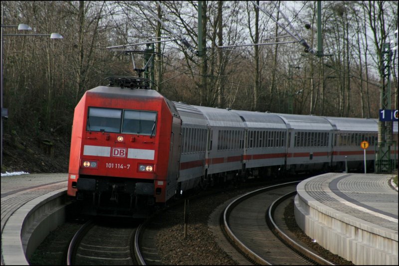 Elegant legt sich die 101 114 mit dem InterCity 2359, Kln Hauptbahnhof nach Stralsund, im Haltepunkt SIGNAL-IDUNA-PARK in die Kurve. (03.02.2008)