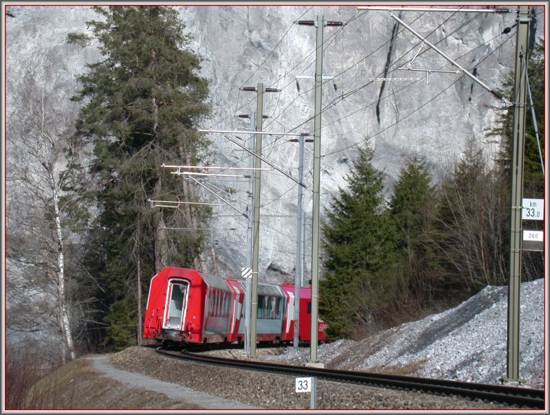 Elegant legt sich der Glacier-Express vor den Kalksteinwnden bei Versam-Safien in die Kurve. (04.03.2007)