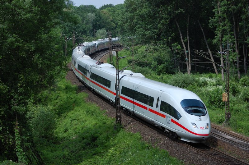 Elegant legt sich diese ICE 3 - Doppelformation in die Kurve zum Gnzburger Bahnhof. Halten wird er aber in Legolandcity nicht. Festgehalten von der Freibadbrcke Richtung Waldwinkel am 07.06.08 