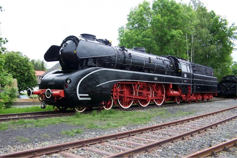 Eleganz auf Schienen. Auf 26.503mm Lnge, zeigt sich deutsche Dampflokbaukunst, zurecht bezeichnet als  Schwarzer Schwan 