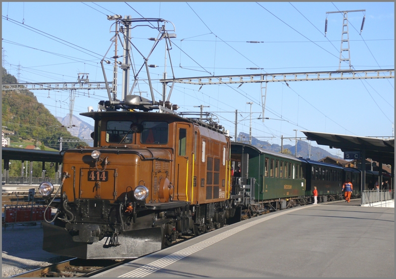 Elektrisch gefhrter Dampfextrazug (Waldbrandgefahr) ins Bndner Oberland. CC Ge 6/6 I 414 vor der Abfahrt in Landquart. (04.10.2009) 