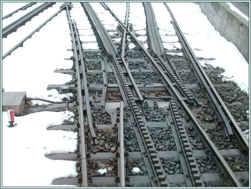 Elektrische Zahnstangenweiche in Rigi Kaltbad-First. Es werden die Zahnstange und die Schiene umgelegt. (12.02.2007)