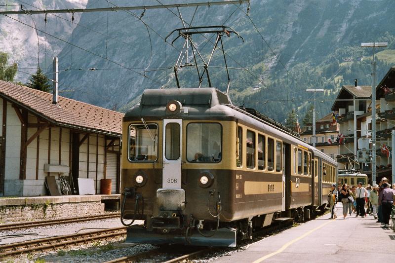 Elektrischer Triebwagen ABDeh 4/4 Nr. 306 der Berner Oberland-Bahnen, abfahrbereit in Grindelwald mit Regionalzug nach Interlaken Ost am 14. September 2004. In Zweiltschinen wird der Zug mit demjenigen von Lauterbrunnen fr die Weiterfahrt bis nach Interlaken Ost vereint.